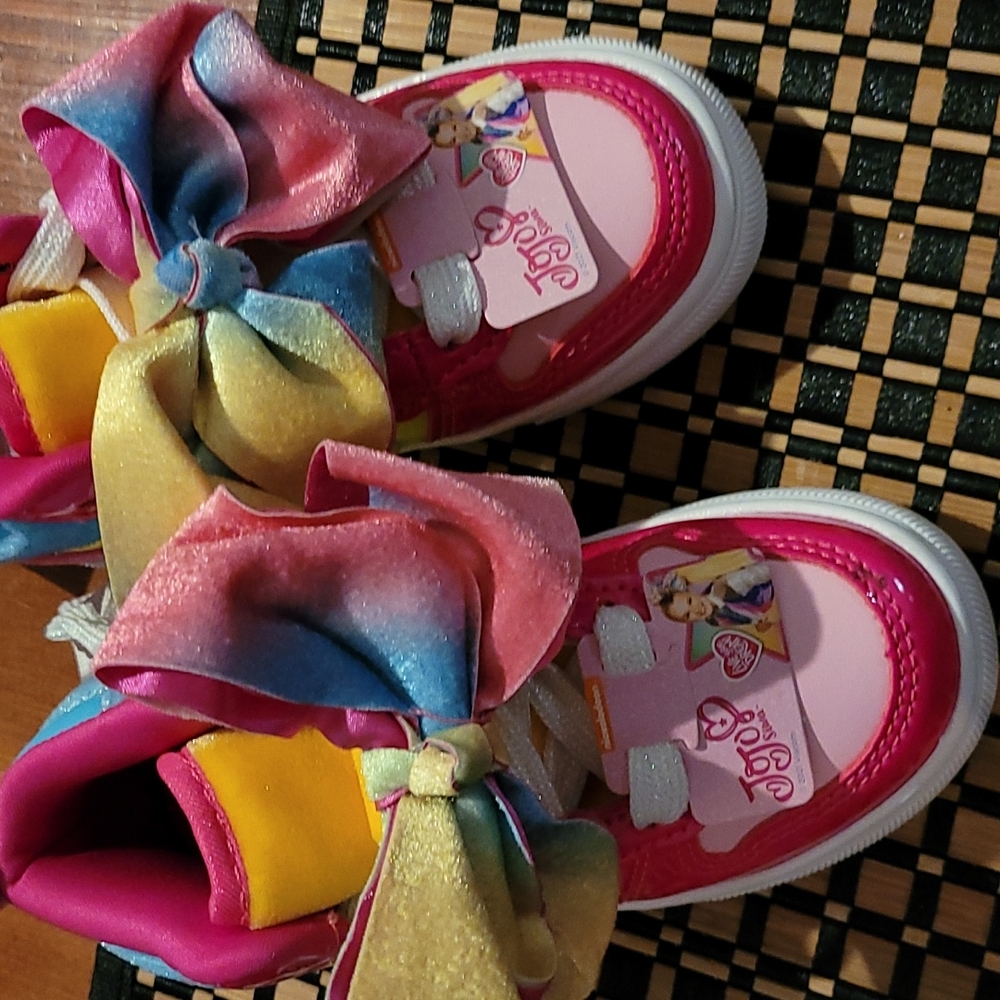 Jojo sows tennis shoes